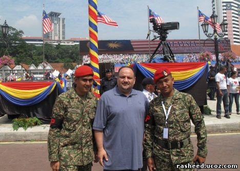 د. رشيد الطوخي في لقطة تذكارية مع بعض الجنود الماليزيين